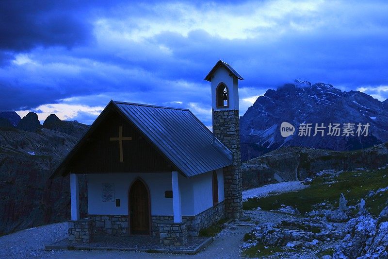 高山教堂，tre cime di lavaredo 晚上，白云岩，意大利蒂罗尔